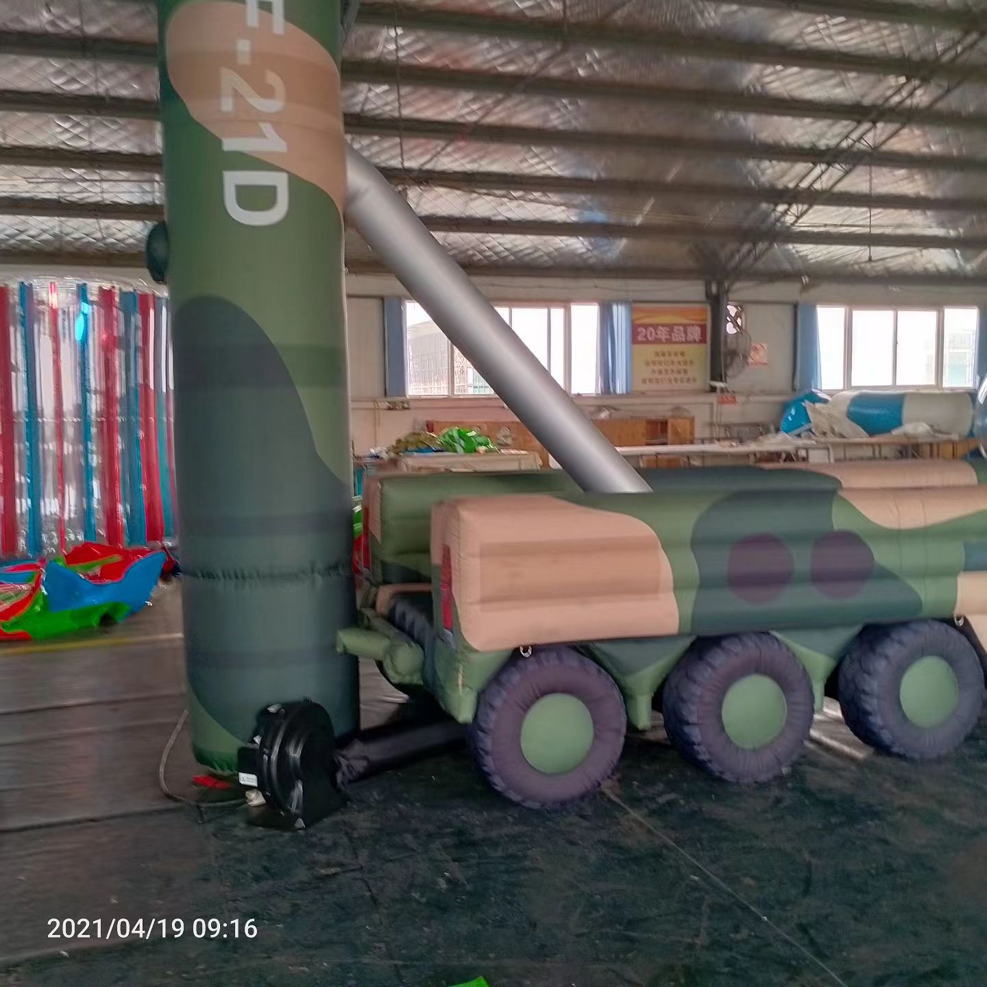 钦州军事演习中的充气目标车辆：模拟发射车雷达车坦克飞机